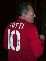 Asta per beneficenza della maglia di Totti