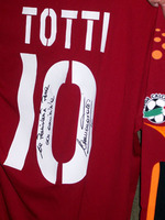 Asta per beneficenza della maglia di Totti