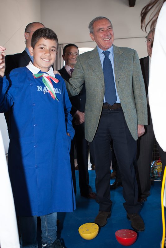 Il Presidente Grasso con uno studente delle scuole di Napoli.