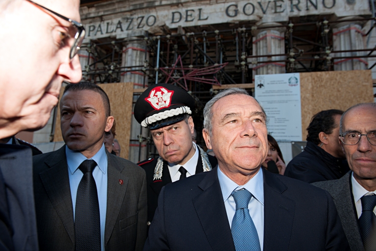 Il Presidente Grasso davanti al Palazzo del Governo