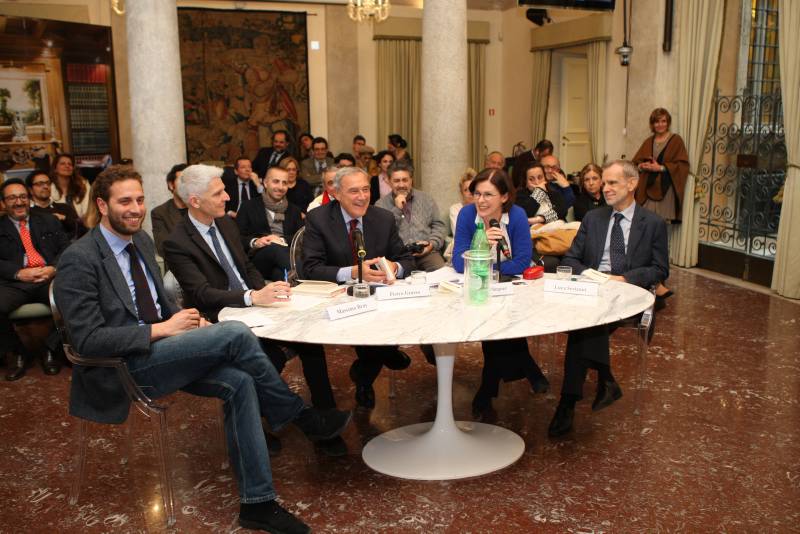 Il Presidente Grasso con i relatori della presentazione del volume.