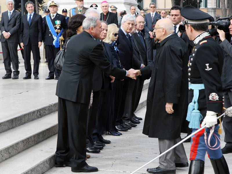 Il Presidente Grasso saluta il Capo dello Stato, Giorgio Napolitano, prima della cerimonia