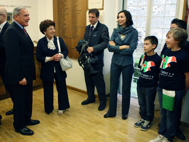 Il Presidente Grasso sosta nella biblioteca del Museo con una scolaresca