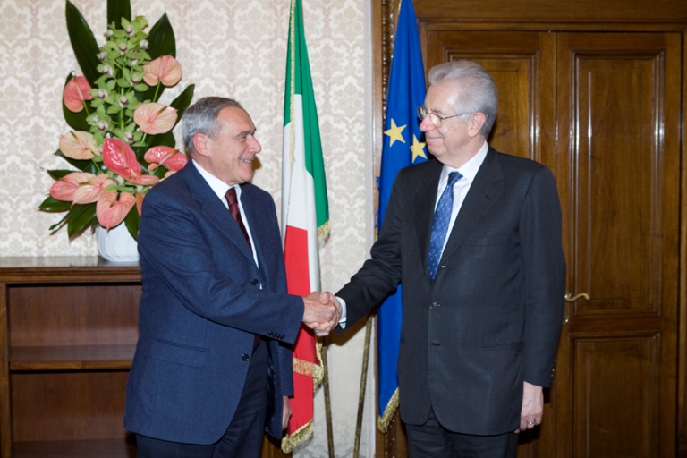 Il Presidente del Senato, Pietro Grasso, con il Presidente del Consiglio, Mario Monti