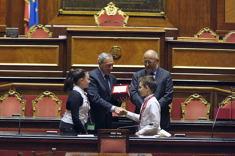 Il Presidente Grasso e il Sottosegretario Rossi Doria consegnano il premio a due studenti
