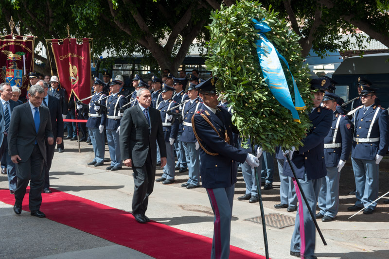 Il Presidente Grasso depone una corona alla memoria degli agenti vittime delle stragi di Capaci e di Via D'Amelio.