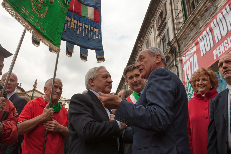 Il Presidente Grasso, accolto da Manlio Milani, Presidente dell'Associazione Casa Memoria a Piazza della Loggia