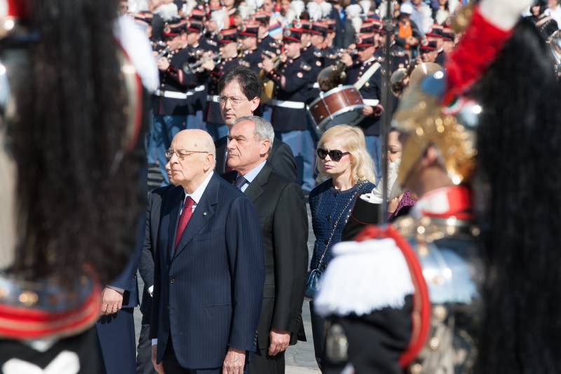 Il Presidente Grasso, con il Presidente della Repubblica, Giorgio Napolitano e il Segretario Generale del Senato, Elisabetta Serafin, durante la cerimonia per la Festa della Repubblica presso l'Altare della Patria.