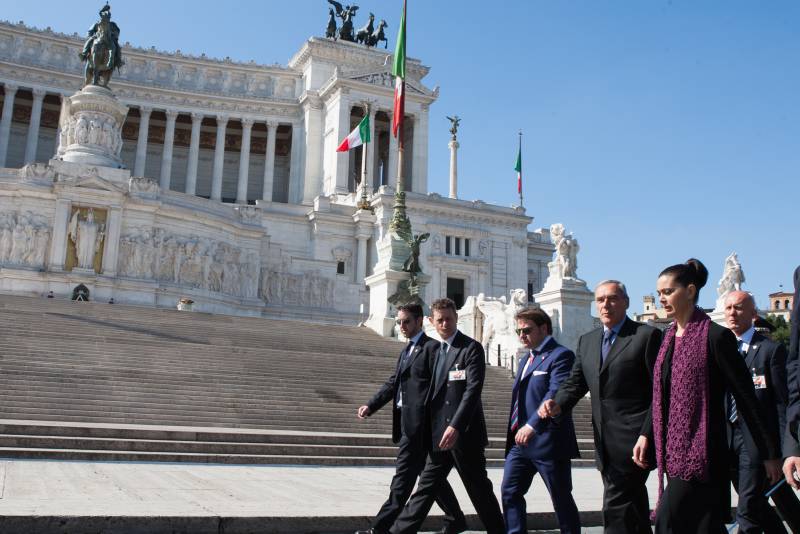 Il Presidente Grasso con il Presidente della Camera, Laura Boldrini, mentre si recano ai Fori Imperiali per le celebrazioni della Festa della Repubblica.