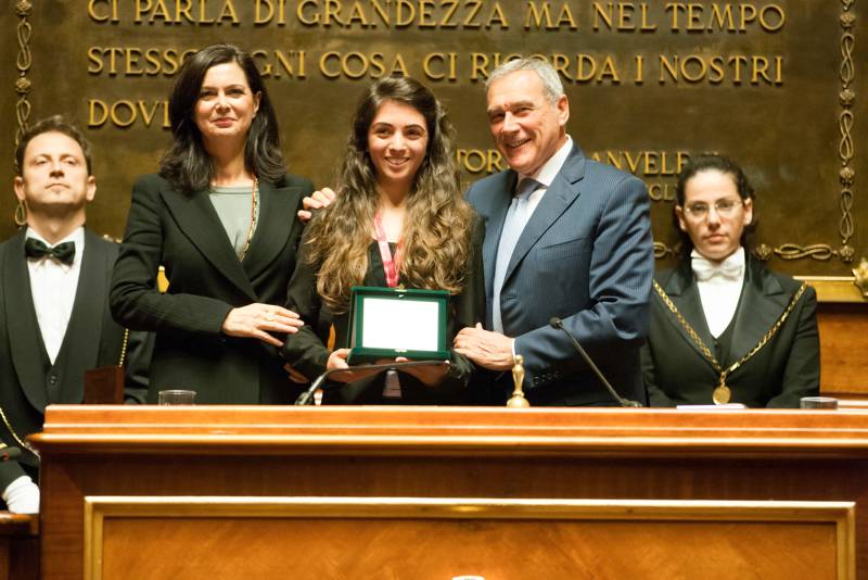 Il Presidente del Senato Grasso e la Presidente della Camera Boldrini premiano una delle scuole vincitrici del progetto