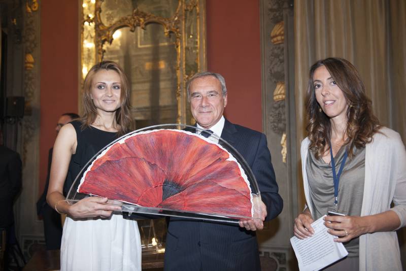 Il Presidente Grasso riceve il Ventaglio dalla presidente della Stampa parlamentare Alessandra Sardoni