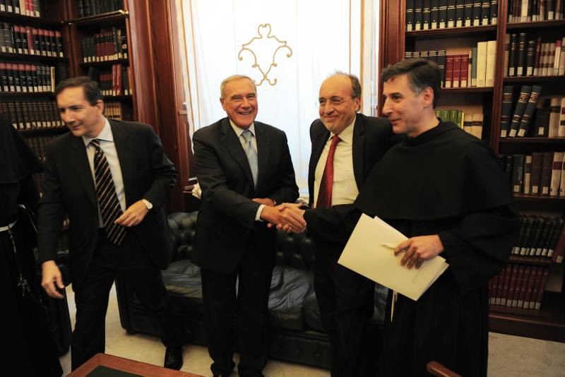 Il presidente Grasso riceve prima del convegno il direttore generale della RAI Luigi Gubitosi, l'On. Giuseppe Giulietti, e il direttore della sala stampa del Sacro Convento di Assisi padre Enzo Fortunato