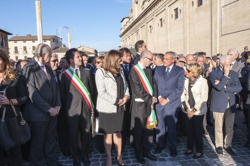 Il presidente del Senato Piero Grasso viene ricevuto dal sindaco di Assisi, dai rappresentanti delle Regioni e da altre autorità sulla piazza della Basilica di Santa Maria degli Angeli