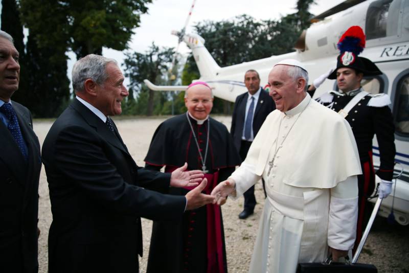 Il presidente del Senato Piero Grasso saluta Papa Francesco in arrivo ad Assisi
