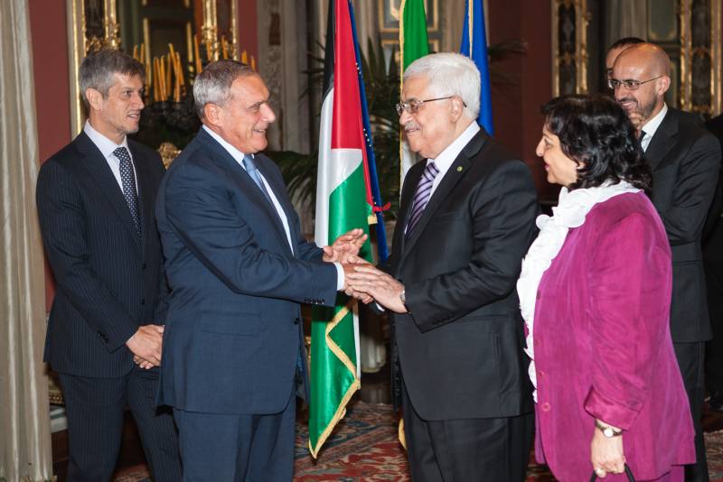 Il Presidente Grasso saluta il Presidente della Palestina, Mahmoud Abbas (Abu Mazen).