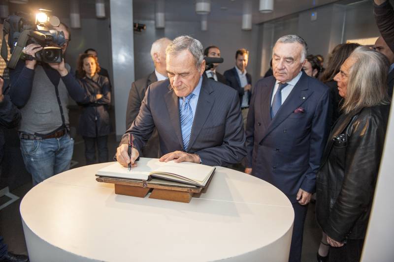 Il presidente Grasso inaugura la mostra del maestro Plessi allestita presso la sede dell'agenzia di stampa