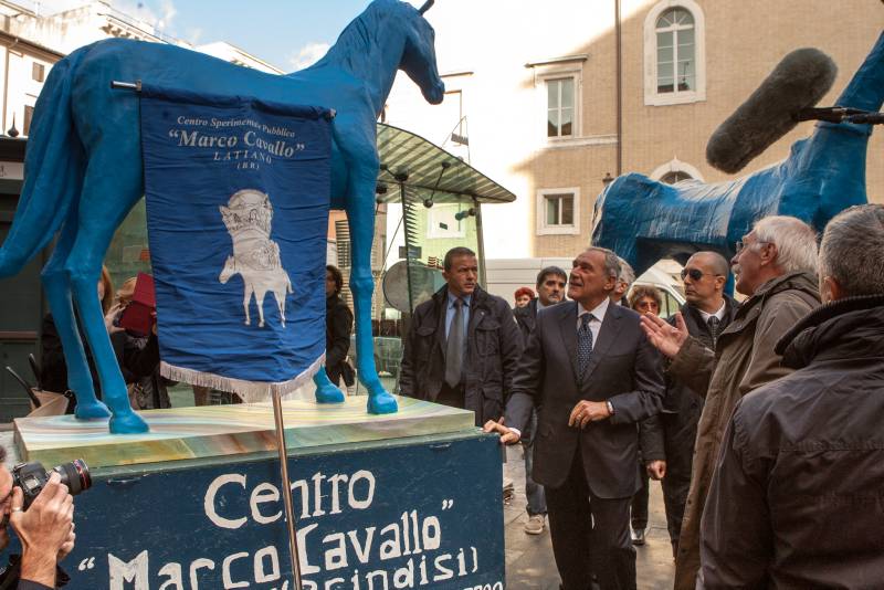Il Presidente Grasso prima di intervenire all'Incontro con la delegazione Stop OPG (per la chiusura degli ospedali psichiatrici giudiziari) visita i cavalli in cartapesta del Centro Sperimentale 