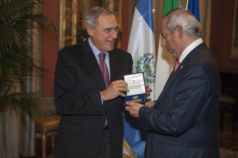 Il presidente Grasso ricambia il regalo donando al presidente Reyes una riproduzione numismatica del Senato Romano