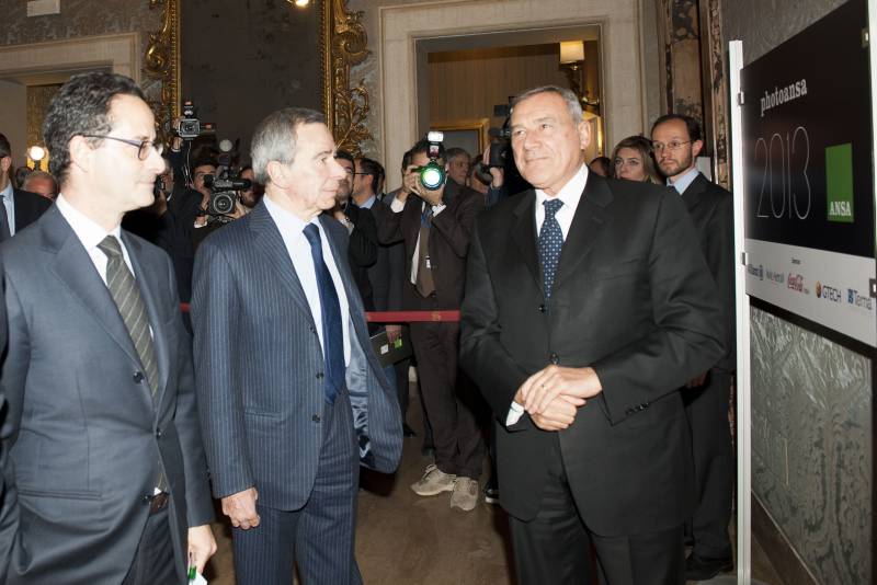 Il presidente del Senato è accompagnato dal presidente e dal direttore dell'ANSA, Giulio Anselmi e Luigi Contu, nella mostra di una selezione delle foto presentate nel libro Photo Ansa 2013
