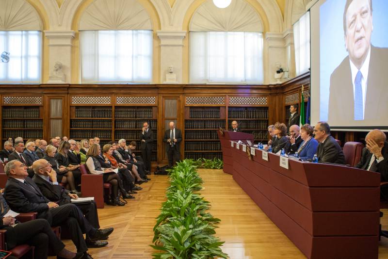 Il Presidente Grasso con il Presidente della Repubblica, Giorgio Napolitano, ascooltano l'intervento videoregistrato del Presidente della Commissione europea, José Manuel Barroso