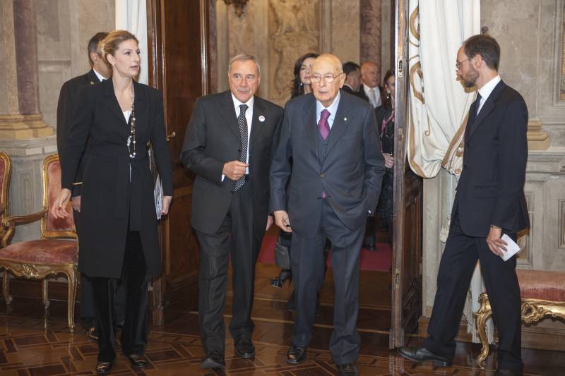 Il Presidente del Senato, Pietro grasso, accoglie il Presidente della Repubblica, Giorgio Napolitano, nella Sala Pannini