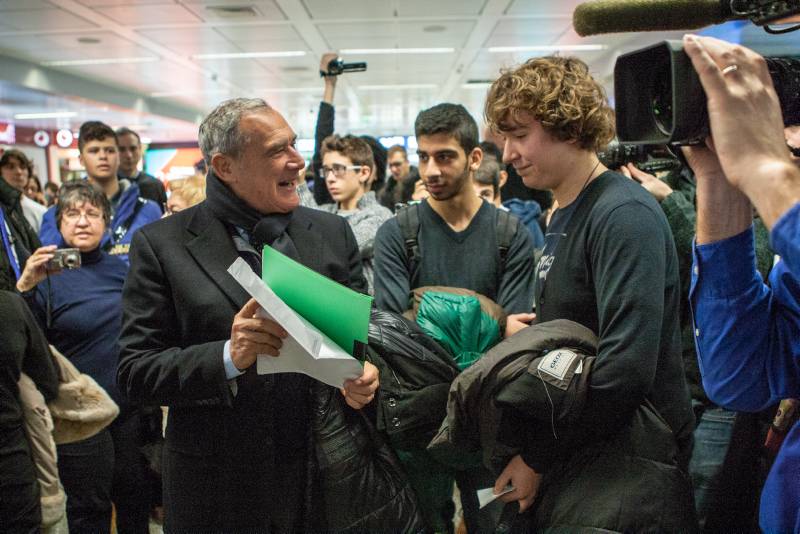 Il Presidente Grasso, all'aeroporto di Fiumicino, saluta alcuni studenti che parteciperanno al Viaggio della Memoria