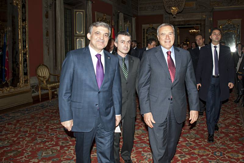 Il Presidente del Senato, Pietro Grasso, accompagna il Presidente della Repubblica Abdullah Gul alla fine dell'incontro.