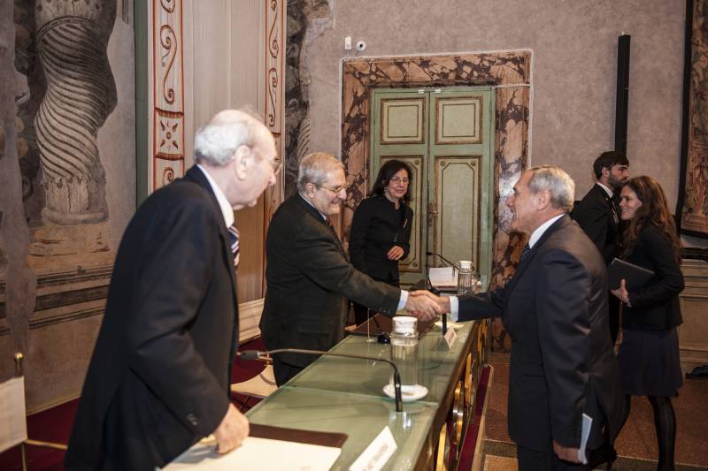 Il presidente dell'Istituto, Augusto Barbera, insieme al Segretario generale, Prof. Traversa e alla relatrice, prof. Manetti, accoglie il presidente Grasso