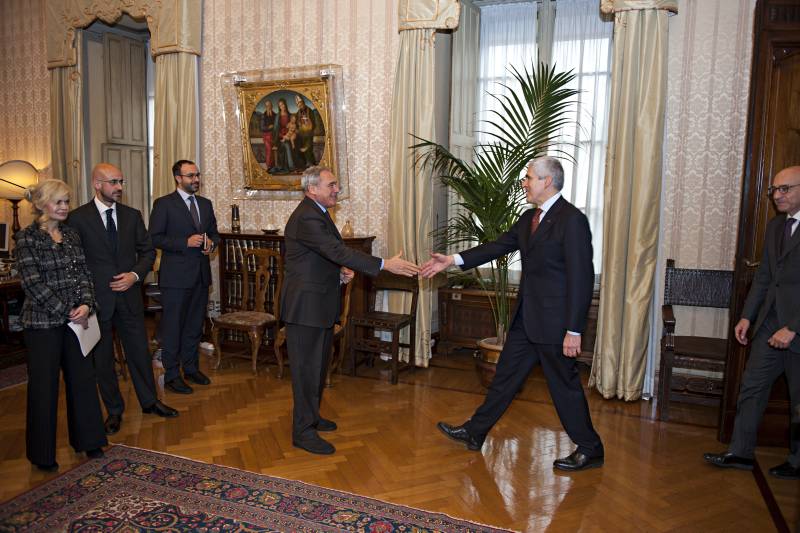 Il presidente Grasso riceve la delegazione di parlamentari. Il senatore Casini, presidente della Commissione Esteri, nel saluto con il Presidente del Senato
