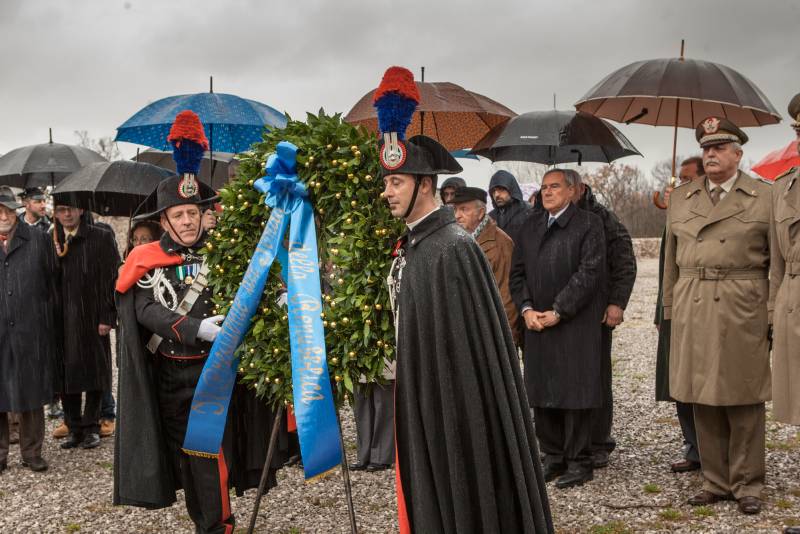 Il Presidente Grasso depone una corona al Monumento nazionale della Foiba di Basovizza