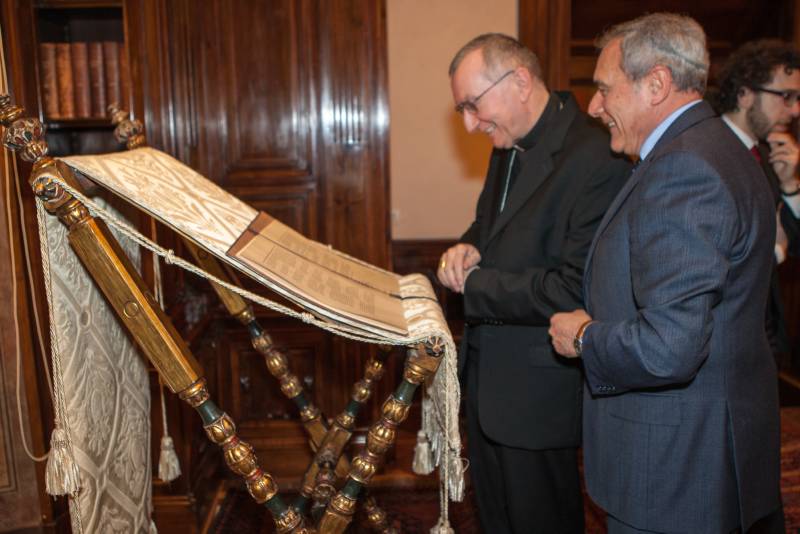 Il Presidente Grasso con il Segretario di Stato di Sua Santità in visita nella Sala della Costituzione a Palazzo Giustiniani