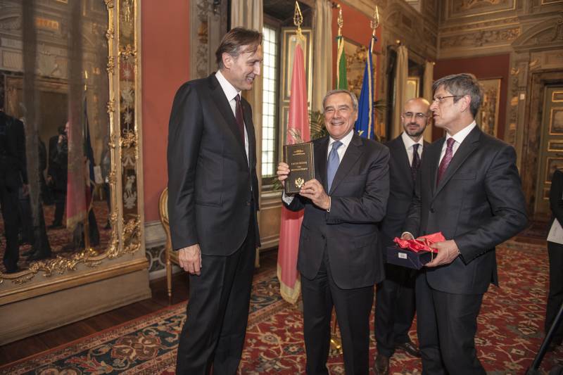 Durante lo scambio di doni il presidente Grasso ha ricevuto un volume storico dal presidente Krivokapic
