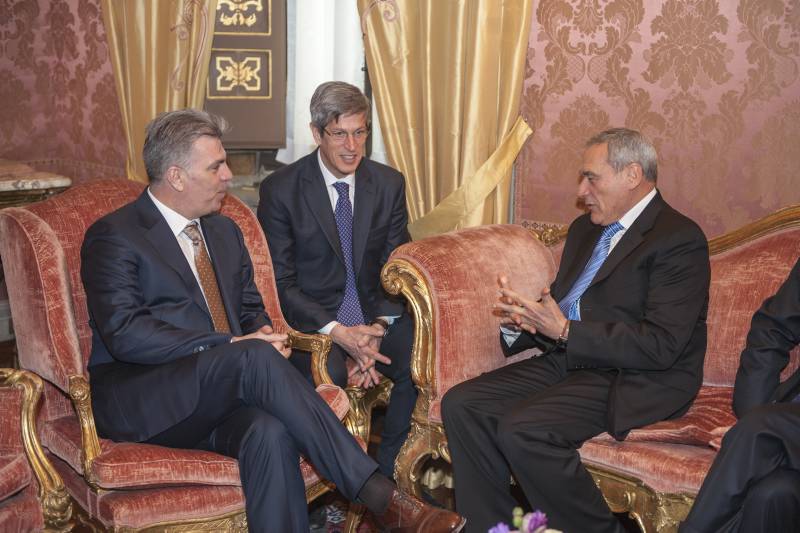 Un momento dello scambio tra il Presidente Grasso ed il Presidente Zgonea