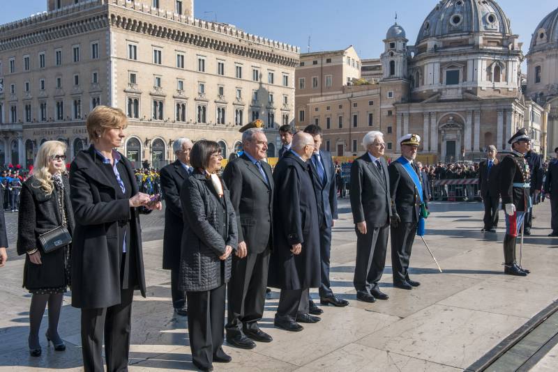 Il presidente Grasso e le alte cariche dello stato all'inizio della cerimonia con gli onori militari al Milite Ignoto