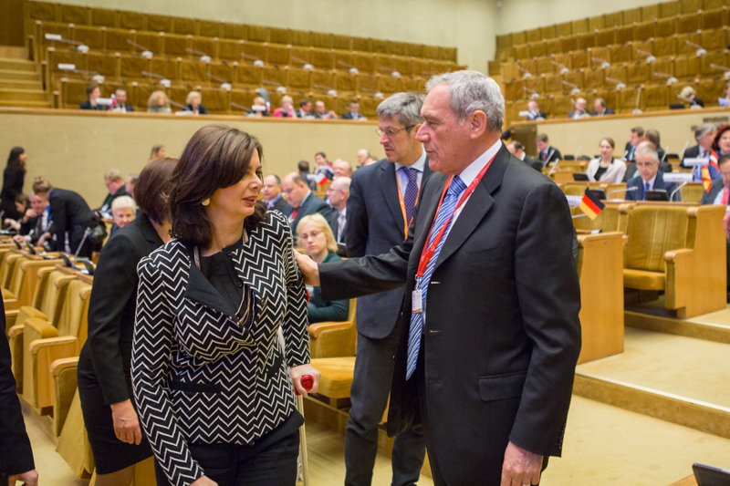 Il Presidente Grasso con la Presidente Boldrini giungono nell'aula del Parlamento della Repubblica di Lituania per l'apertura dei lavori della Conferenza dei Presidenti dei Parlamenti dell'Unione Europea.