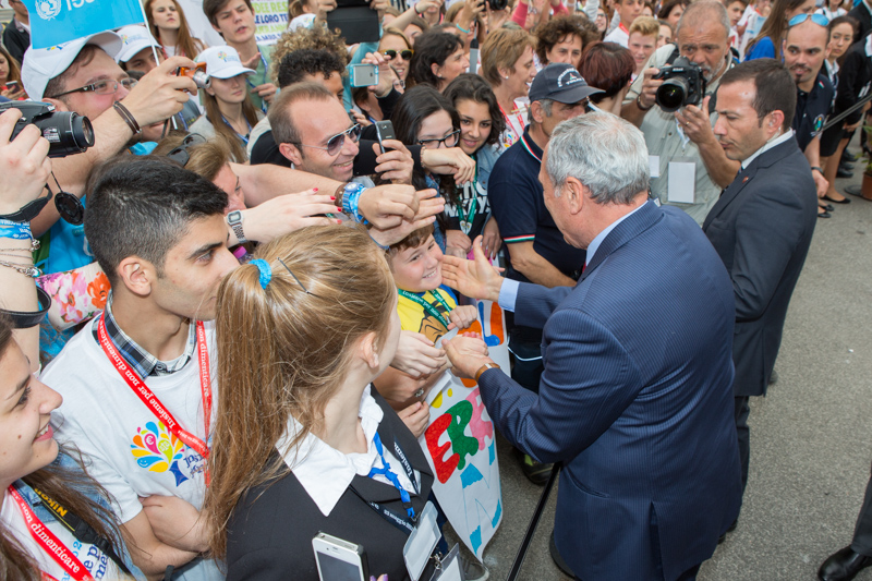 Il Presidente Grasso al suo arrivo al Porto di Civitavecchia saluta un gruppo di studenti.