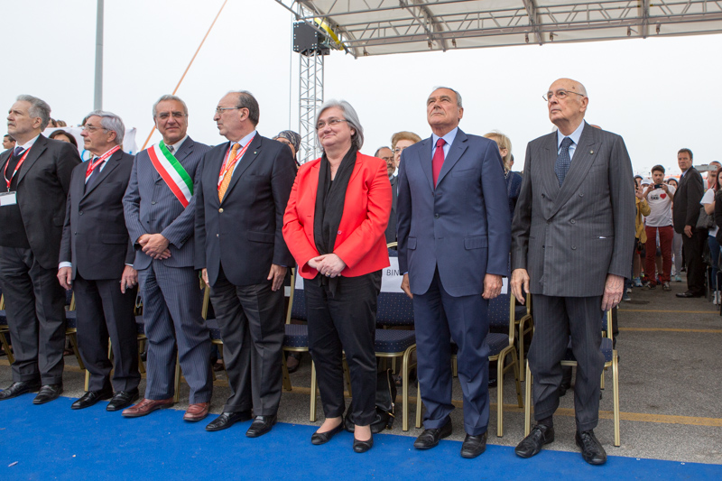 Il Presidente Grasso con il Presidente della Repubblica, Giorgio Napolitano, il Presidente della Commissione parlamentare antimafia, Rosy Bindi e le altre autorità durante la cerimonia per la partenza della 