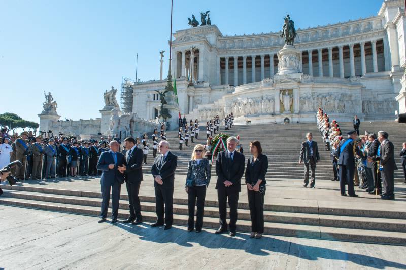 Il presidente Grasso e le alte cariche dello Stato hanno assistito alla cerimonia della deposizione di una corona d'alloro al Sacrario del Milite Ignoto