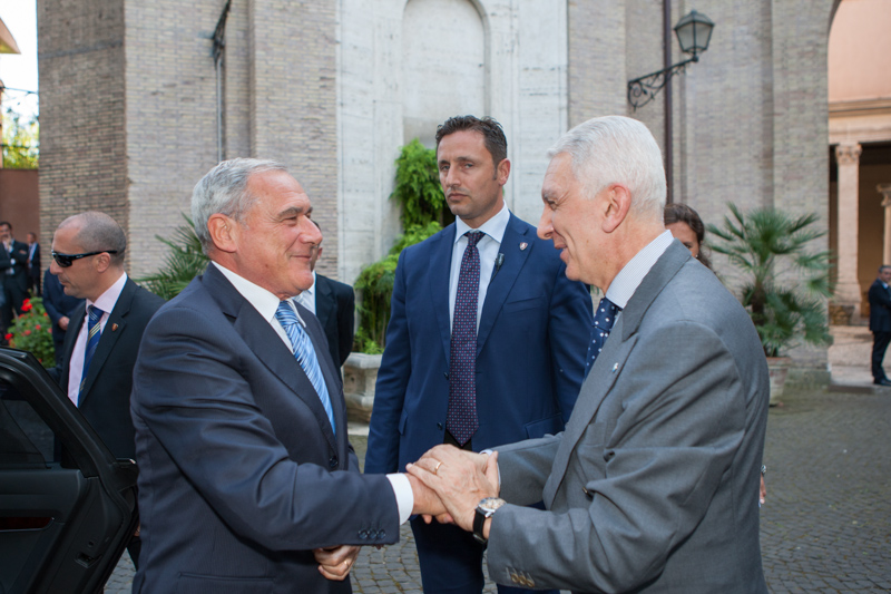 Il Presidente Grasso viene accolto dall'Ambasciatore d'Italia presso la Santa Sede, Francesco Maria Greco.