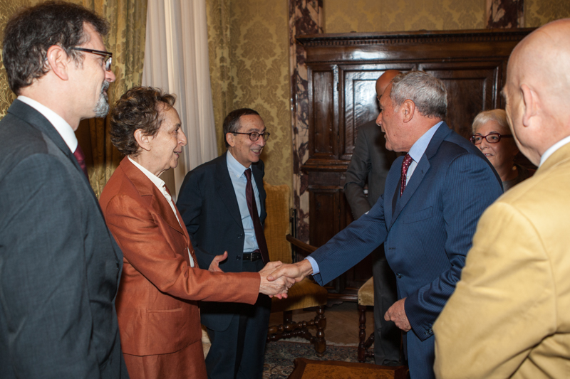 Il Presidente Grasso saluta i relatori del convegno di studi dedicato al 70° anniversario della liberazione di Roma