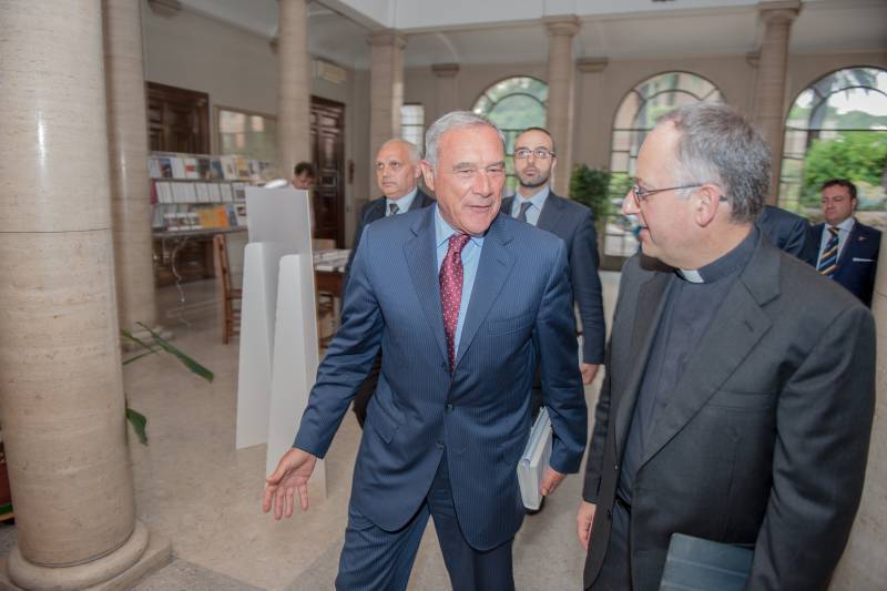 Il Presidente Grasso accolto al suo arrivo presso la sede di Civiltà Cattolica dal direttore della rivista Don Antonio Spadaro