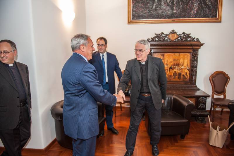 Il saluto con Padre Lombardi, direttore della Sala Stampa Vaticana, relatore dell'incontro