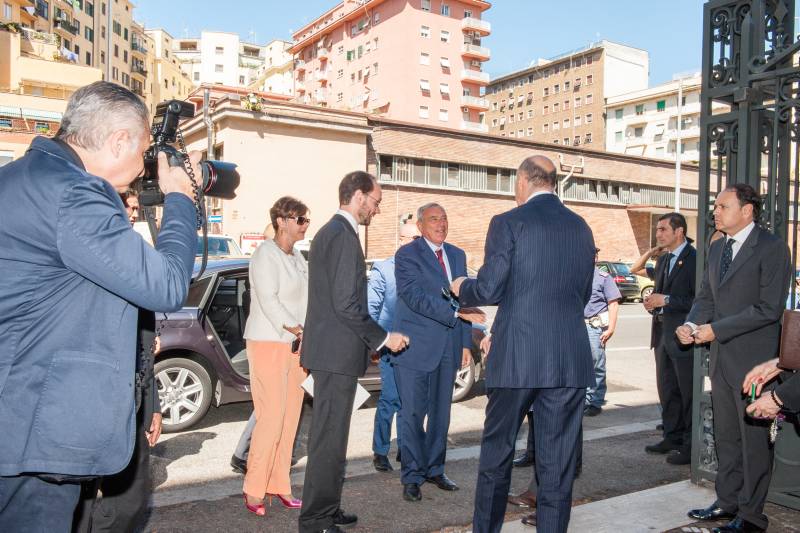 Al suo arrivo presso la Scuola superiore di Polizia, il presidente Grasso è stato ricevuto dal Capo della polizia Pansa e dal direttore della Scuola Sgalla