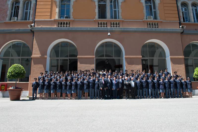 Alla fine della cerimonia il presidente Grasso ha posato per una foto ricordo insieme alle autorità della polizia e ai corsisti della Scuola