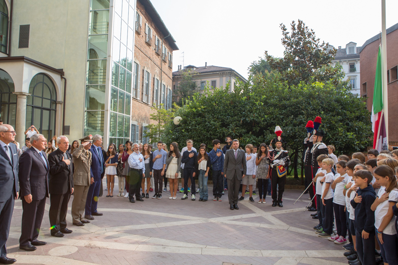 Giunto al Collegio San Carlo il Presidente Grasso e le autorità presenti assistono alla cerimonia dell'alzabandiera e all'esecuzione dell'inno nazionale.