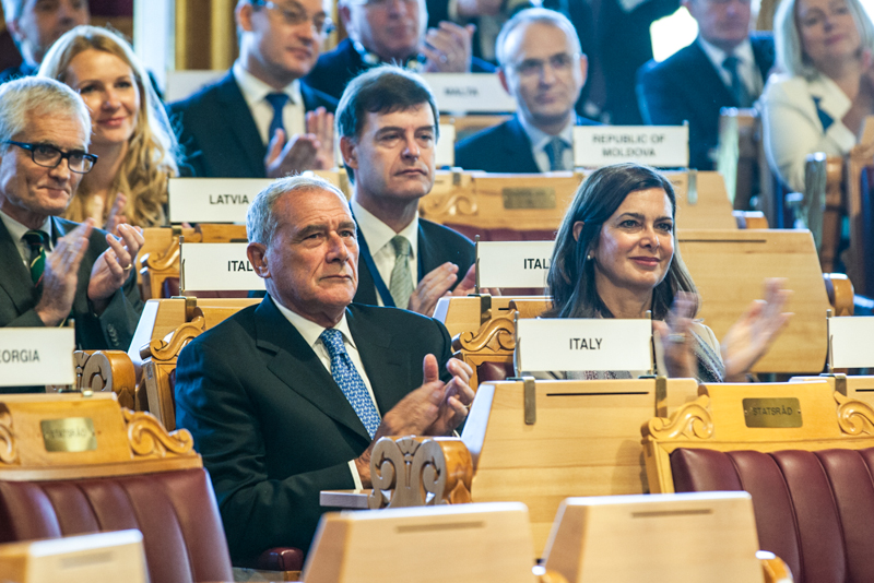 Il Presidente del Senato con la Presidente della Camera dei Deputati, Laura Boldrini, durante la cerimonia di apertura nel Parlamento norvegese