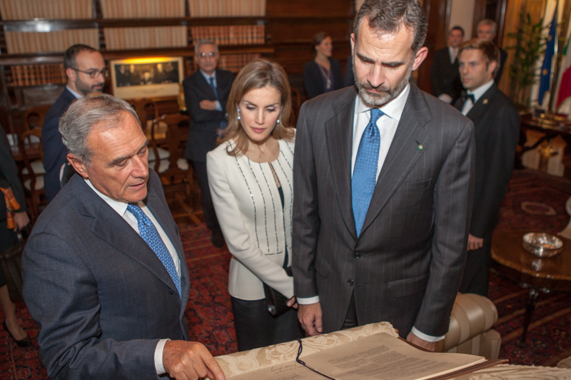 Il Presidente Grasso mostra alle LL.MM. il Re e la Regina di Spagna la Costituzione Italiana esposta nella sala della Costituzione.