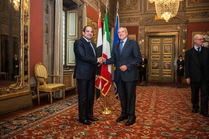 Davanti alle bandiere nazionali il presidente Grasso ha accolto il Presidente della Repubblica egiziana Al Sisi