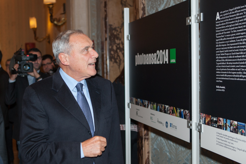 Il presidente Grasso visita la mostra fotografica allestita in occasione della presentazione volume Photoansa 2014.