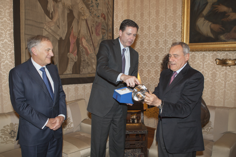 Il Presidente Grasso riceve un dono dal Direttore dell'Fbi, James B. Comey.
